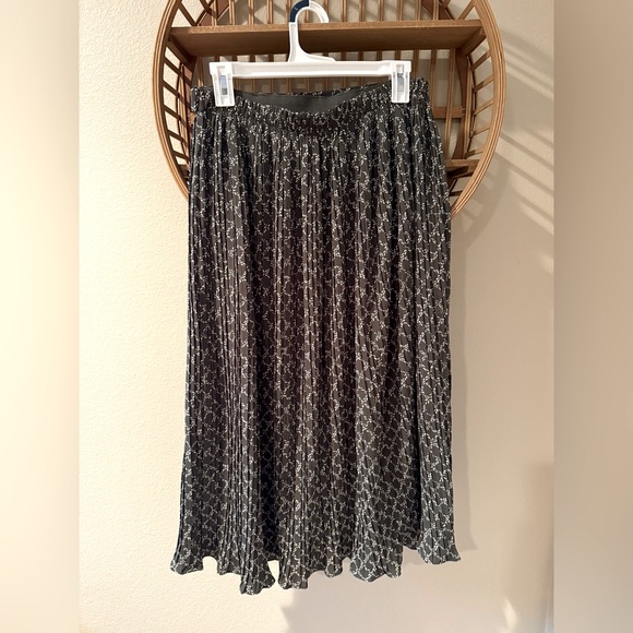 Dark green Midi Skirt with Cute matching belt - Picture 2 of 5